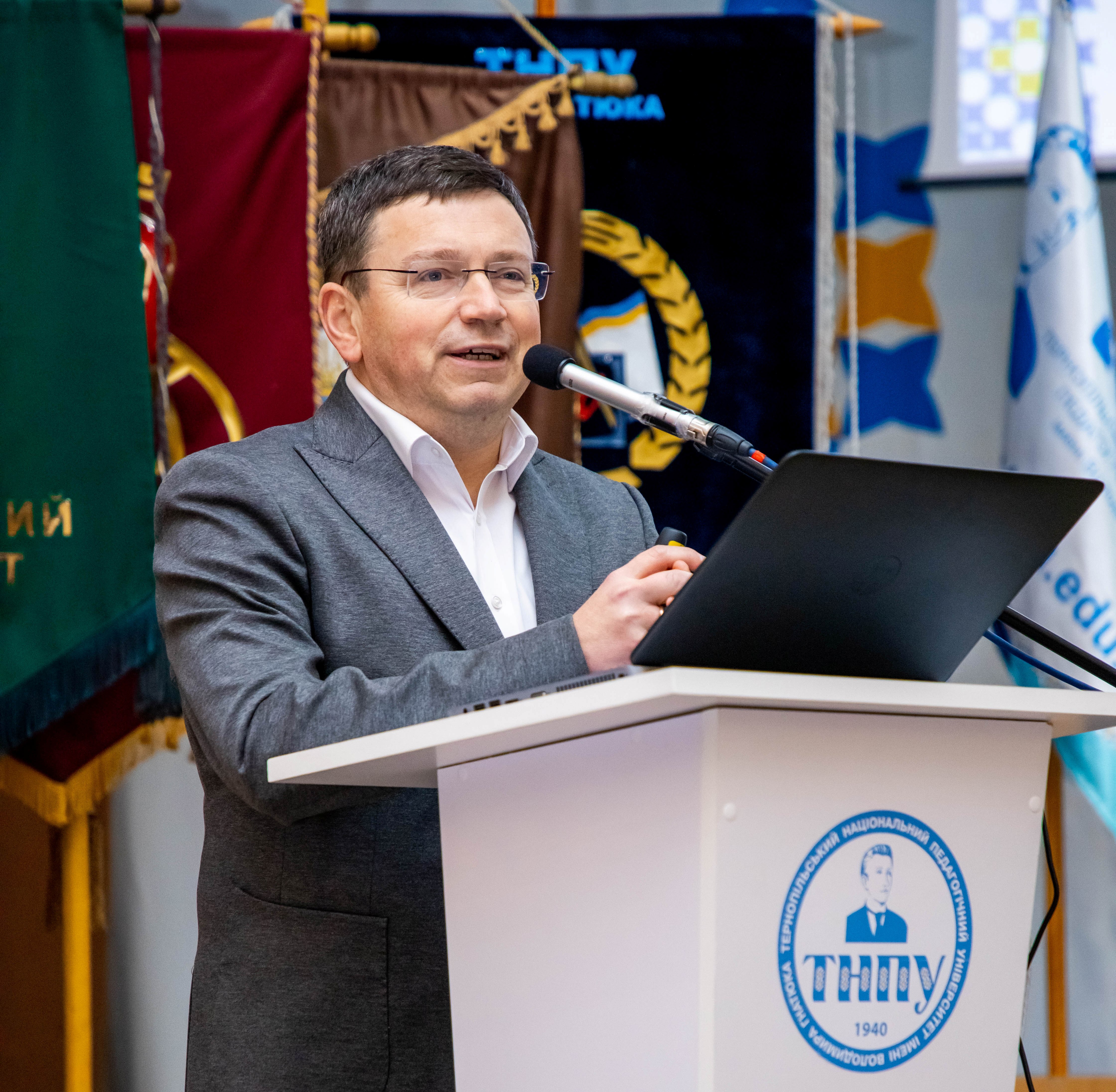 звітує ректор університету.